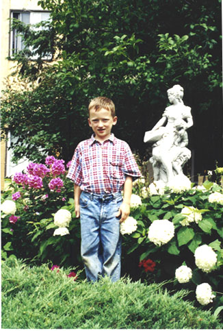 Thierry devant statue