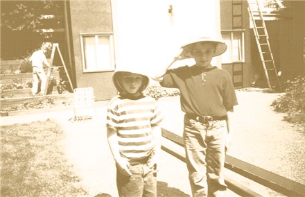 Thierry et Hugues — avec casques coloniaux, version sépia (meilleur contraste, plein soleil)