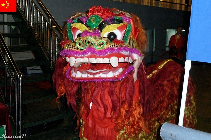 Bateau-218.jpg - Un dragon dansant au son d'une musique chinoise nous salue avant de monter à bord