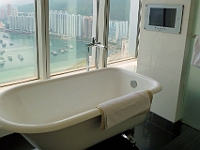 HongKong-4003  Un bain mousseux en regardant la T.V. ou la vue sur la baie
