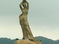 HongKong-880  Symbole de la ville Zhuhai, la statue de la pêcheuse,  dans une position trés élégante, tient une perle étincellante entre ces deux mains